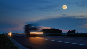 camion autoroute conduire la nuit pleine lune
