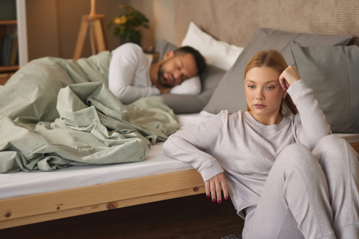 femme difficultés dormir sommeil lit couple