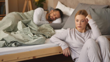 femme difficultés dormir sommeil lit couple