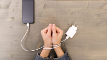 dépendance technologique smartphone enchainer