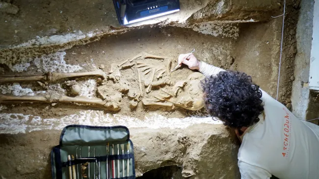 La rénovation du sous-sol d'une maison près de Paris révèle un cimetière de 700 ans, avec des tombes de l'époque romaine