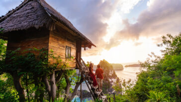 île de Nusa Penida Bali, Indonésie couple de voyageurs voyage
