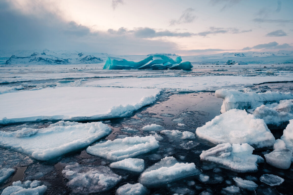 Vue panoramique des icebergs à Glacier Lagoon, en Islande, Arctique