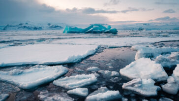 Vue panoramique des icebergs à Glacier Lagoon, en Islande, Arctique