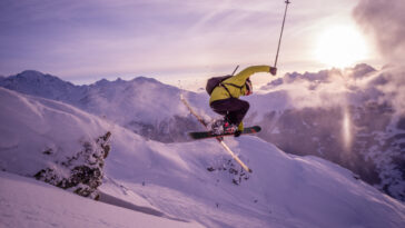 Verbier station de sports d'hiver domaine skiable skier dans les Alpes valaisannes skieur
