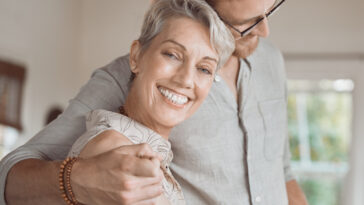 jeune homme embrassant une femme mûre différence d'âge dans le couple