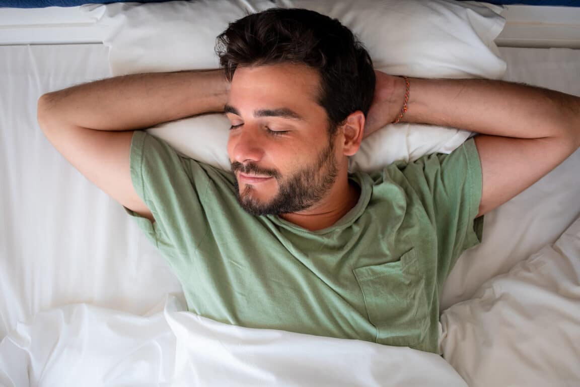 Jeune homme dormant paisiblement dormir sommeil de qualité rêves