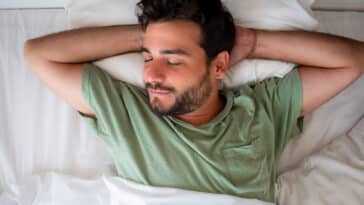 Jeune homme dormant paisiblement dormir sommeil de qualité rêves