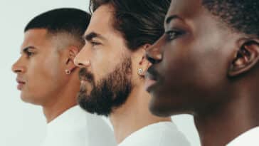 portrait de trois hommes profil