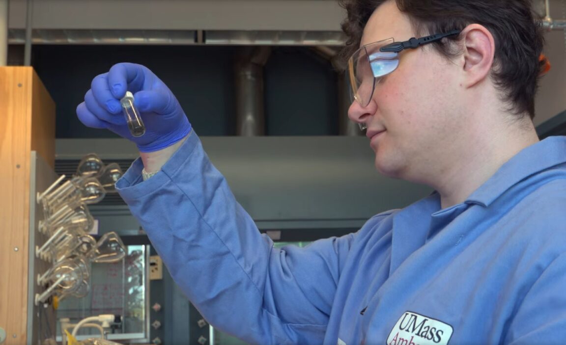 liquide auto formant