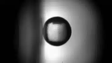 faire rouler une balle verticalement