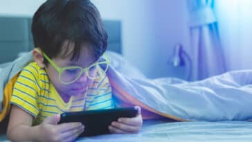 enfant tablette smartphone écran