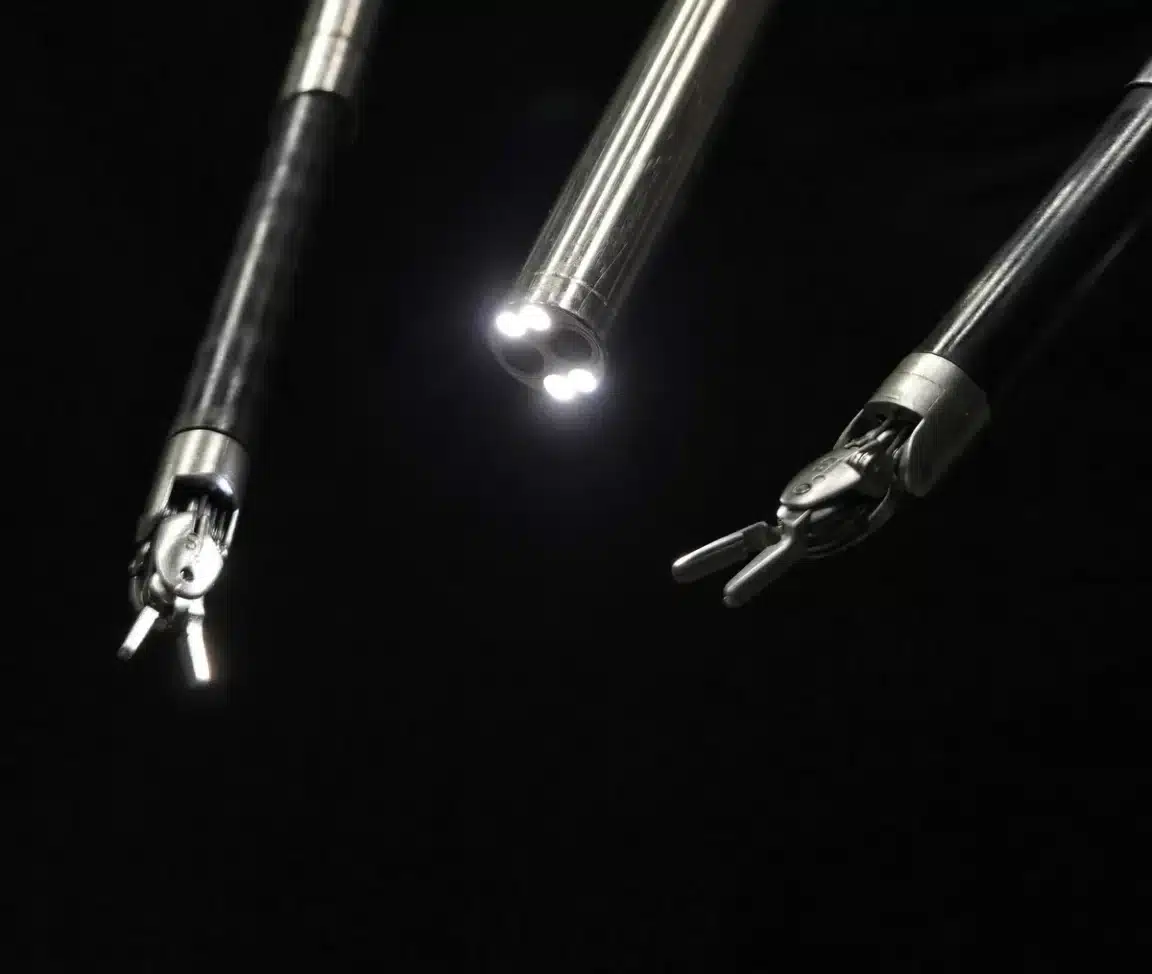 robots mains robotiques chirurgie