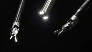 robots mains robotiques chirurgie