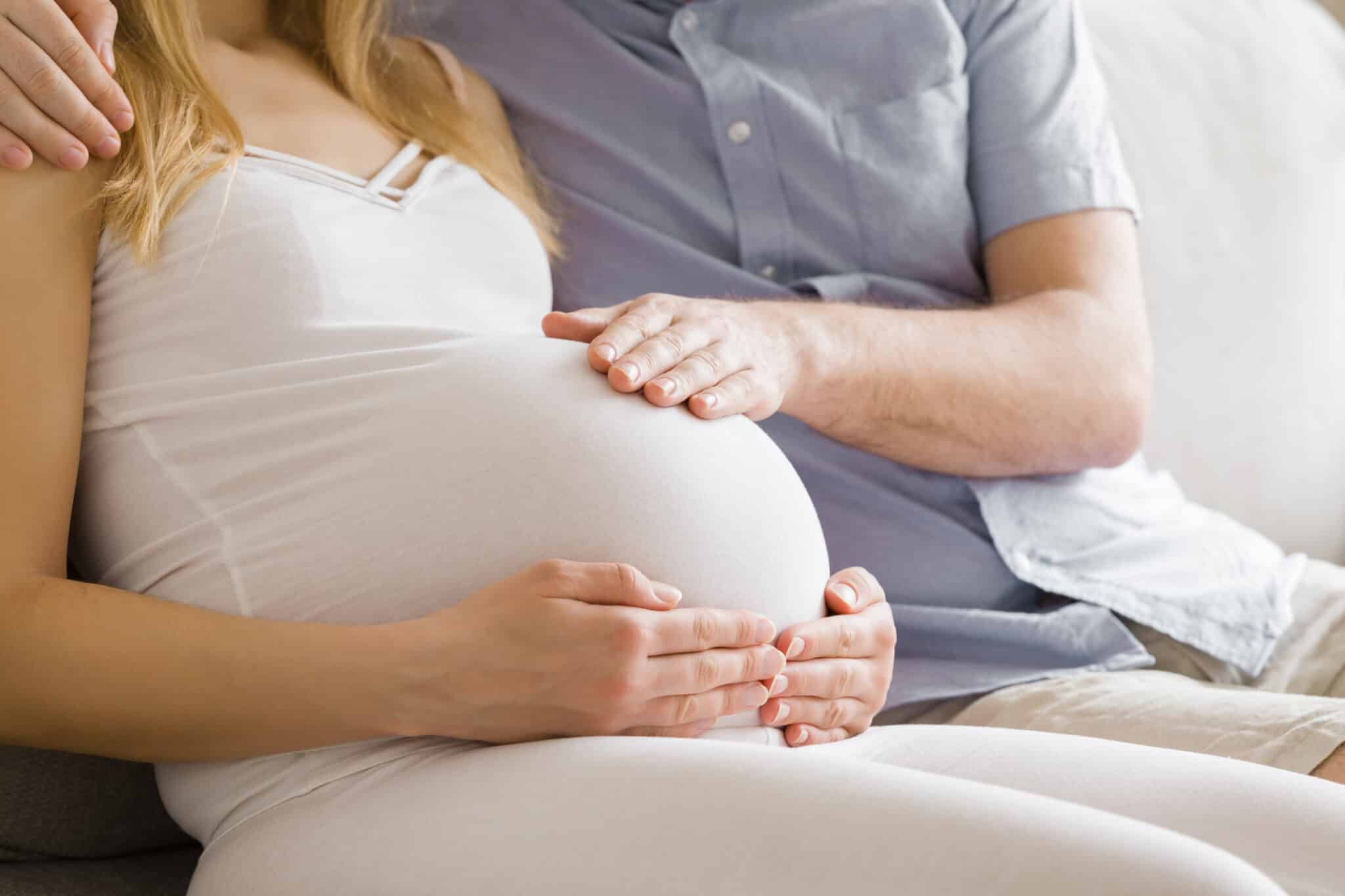 femme bébés coups de pieds