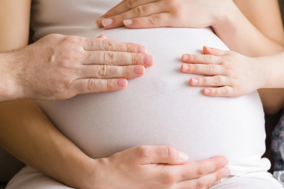 femme bébés coups de pieds