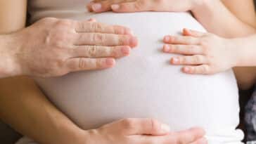 femme bébés coups de pieds