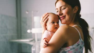 bébé pleure visage